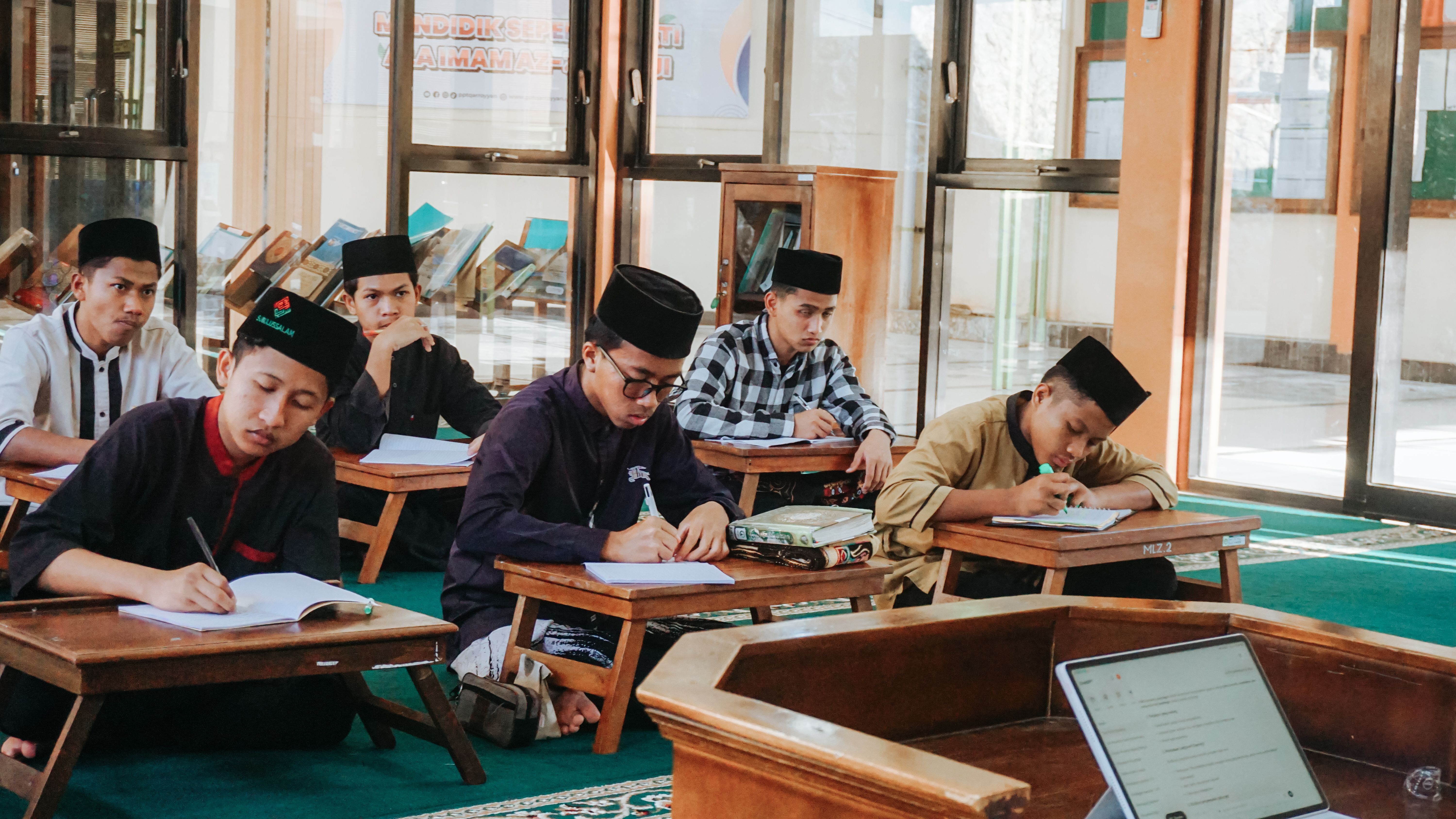 Mengapa Mempercayakan Putra-Putri di PPTQ Ar Royyan?